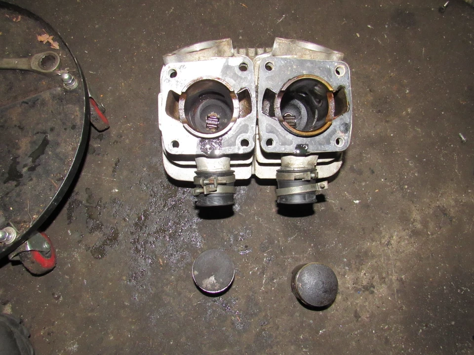 1976 suzuki gt185 cylinders and head Foto 1 de 1