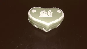 WEDGWOOD JASPERWARE GREEN HEART SHAPED BOX - Bild 1 von 1