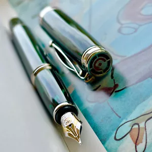 Cleo Skribent, pluma estilográfica, pluma estilográfica, Ebonite Green, pluma oro 18kt/M - Imagen 1 de 3