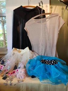 Paket mit 2 Tutus, einem Tanzrock und einem transparenten Überkleid - Bild 1 von 11