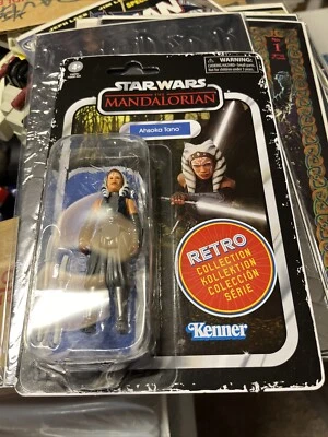 Nuevo 2022 Star Wars The Mandalorian Ashoka Tano Colección Retro TARJETA DE DESGASTE LIGERO Foto 1 de 4