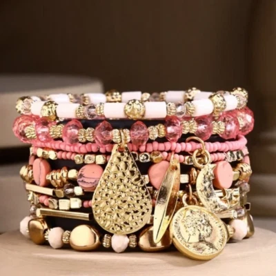 Juego de pulsera elástica apilable boho rosa de 9 hebras con cuentas con dijes dorados Foto 1 de 4