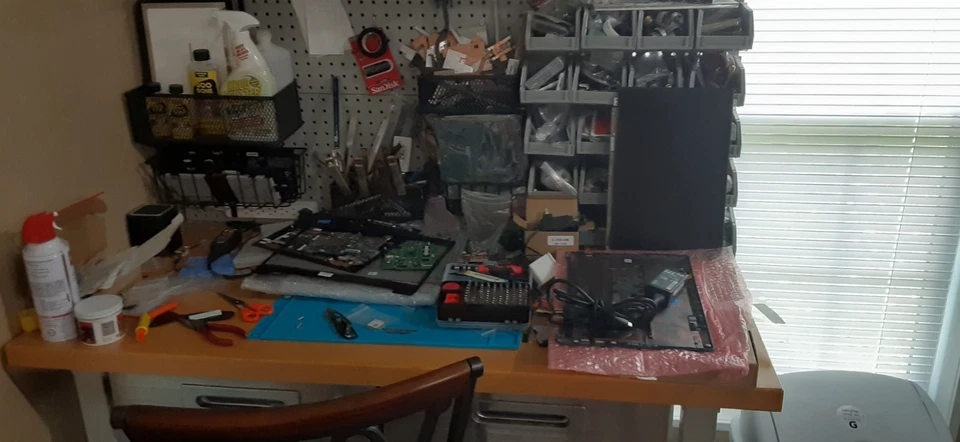 Banco de Trabajo Seville Classics UltraHD Iluminado 48L x 24W x 65.5H Pulgadas Inoxidable Foto 1 de 4