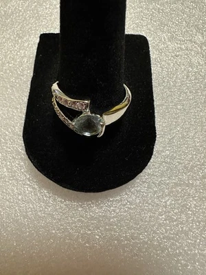 Anillo de topacio azul para mujer con superposición de oro blanco y cristal de Swarovski talla 7 Foto 1 de 2