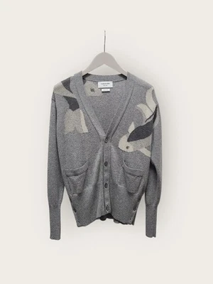 Cardigã Thom Browne carvão Koi fita cashmere escondido 42505333 - Imagem 1 de 4