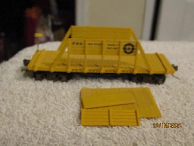 Walthers HO Pennsylvania Work Train Short Flat Car w Sides PRR 662767 MOW 7-06 - Image 1 of 4