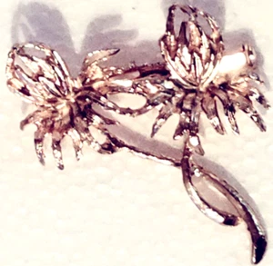 Flowers on Stem Irises Etched Vintage Gold Brooch Pin 2" X 2" - Picture 1 of 2