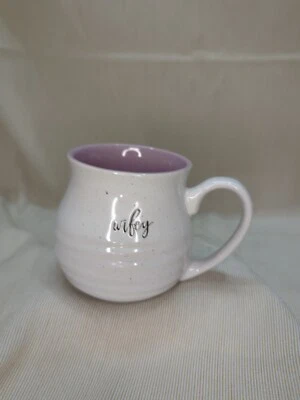 Taza de café Wifey 20 oz blanca y rosa Wifey Foto 1 de 4
