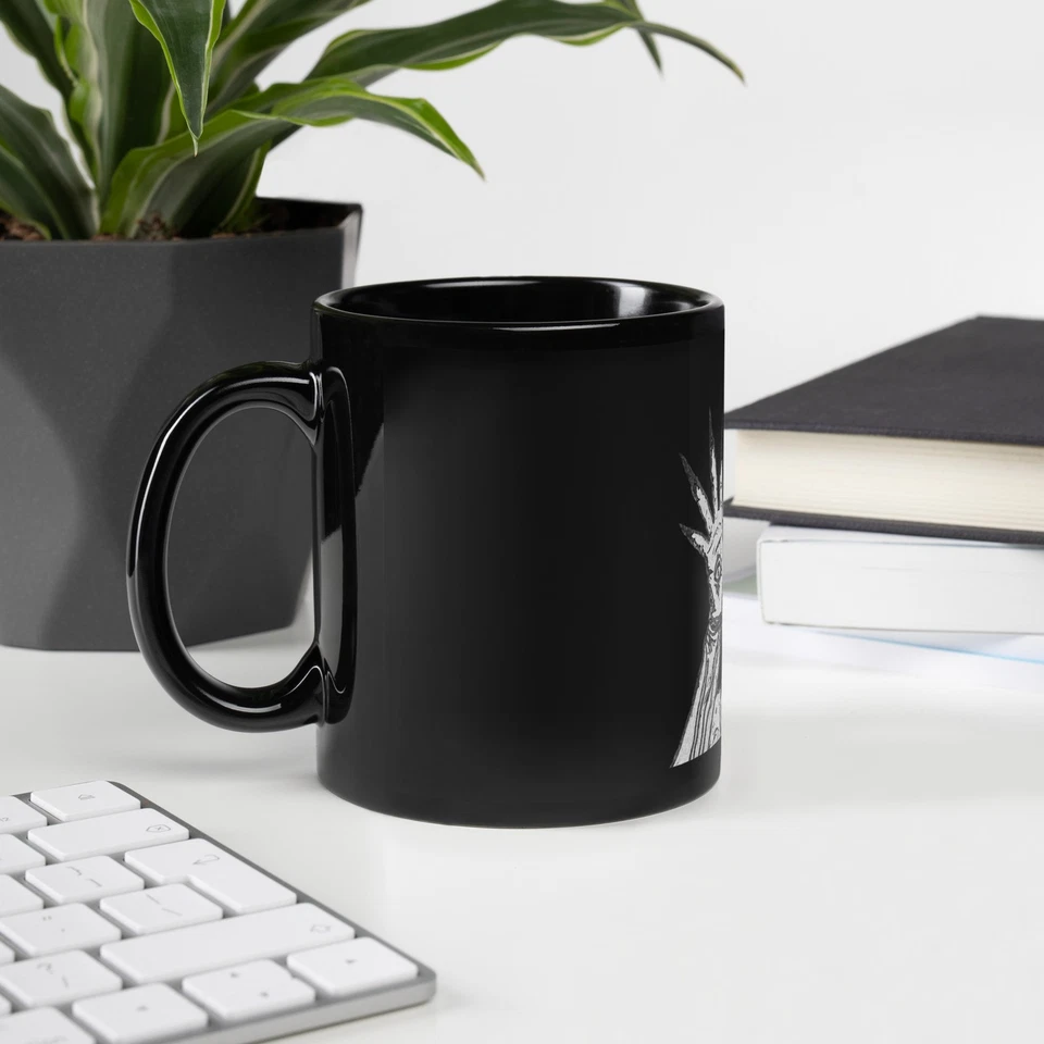 Hombre pálido de sartenes Laberinto tinta ilustración en una taza negra brillante Foto 1 de 1