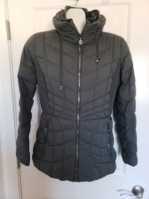 Chaqueta acolchada acolchada Bernardo para damas calce negra adornada mediana Foto 1 de 4