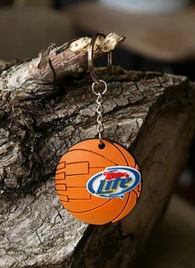 Llavero de baloncesto de cerveza Miller Lite naranja goma - Imagen 1 de 3