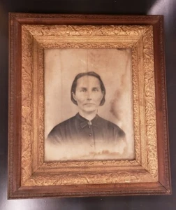 Antikes Frauenporträt Ende 19./Anfang 20. Jahrhundert im verzierten Holzrahmen - Bild 1 von 4