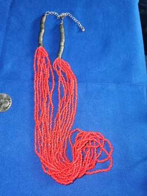 Collar estilo eslinga apilada con tapa y tono plata con cuentas semilla roja de varios hilos 22" Foto 1 de 4
