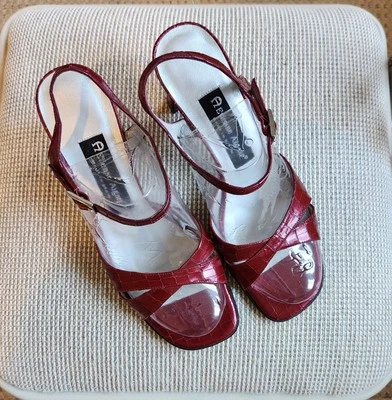 Sandalia con tiras de cuero estampado rojo Etienne Aigner, tacón de 3 pulgadas, talla 8M para mujer Foto 1 de 4