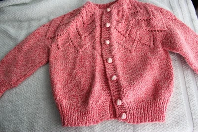 Suéter tejido hecho a mano color rosa para niñas Foto 1 de 4