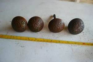 Antiguo Lote de 4 Perillas de Puerta Decorativas con 1 Placa Lote 25-38-5 - Imagen 1 de 6