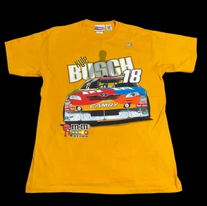Camisa auténtica Chase para hombre amarilla Kyle Busch #18 M&MS Joe Gibbs gráfico de carreras - Imagen 1 de 12