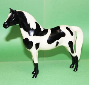 Modelo de juguete Hartland vintage plástico duro caballo pinto blanco negro poni retro - Imagen 1 de 6