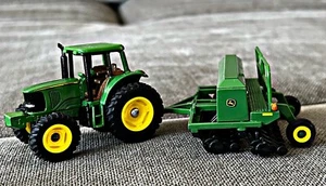 1:64 ERTL JOHN DEERE TRACTOR W/1590 GRAIN DRILL # 6220 COLLECTIBLE MAINSTREET - Picture 1 of 12
