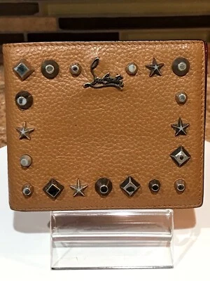 Cartera plegable Christian Louboutin de cuero con tachuelas  Foto 1 de 4