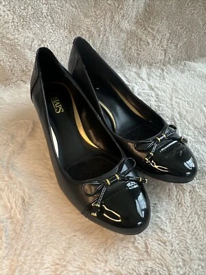 Chaps Tamryn Mujer Talla 8.5 B Charol Tacón de Cuña Negro Dorado Lazo Elegante Foto 1 de 4