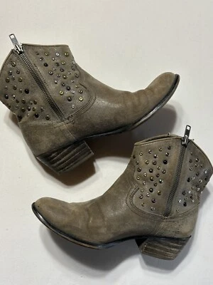 Botín de cuero marrón con tachuelas White Mountain para mujer 7,5 Foto 1 de 4