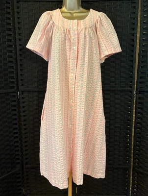 Vintage PINK HOUSE DRESS Medium SNAP ROBE Floral Seersucker MISS ELAINE - Image 1 of 4