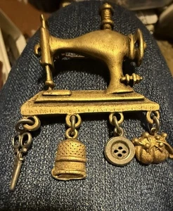 Máquina de ver vintage con dijes tijeras dedal, botón y cojín de pasador - Imagen 1 de 2