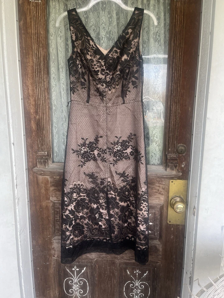 Vestido de encaje negro años 90 con base rosa  Foto 1 de 4