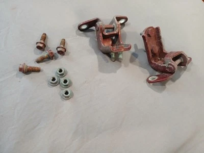 Оригинальные красные петли для задней левой двери (со стороны водителя) для Toyota Sequoia 2001-2007 годов выпуска - Изображение 1 из 4