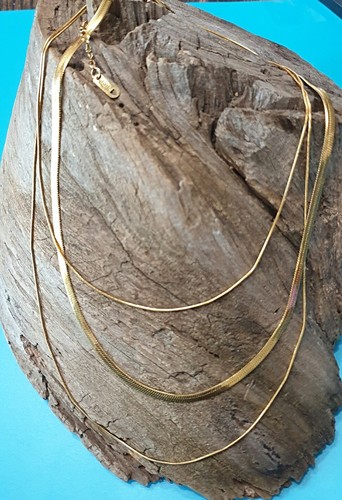 VETEMENTS Collana elegante "BELLA" tono oro 3 fili strati spina di pesce e catena serpente