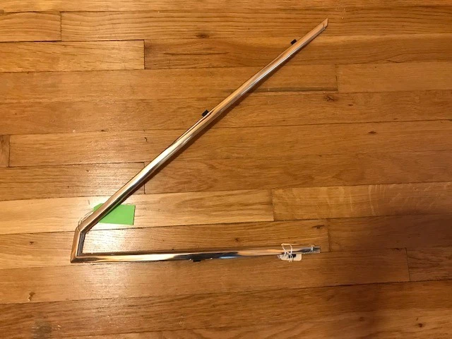 Moldagem superior de janela quarto Ford Mustang 1979 - 1982 NOS LH D9ZZ-61297-A - Imagem 1 de 3