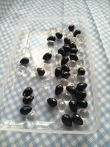 Acrylic Faceted Teardrop Beads x 58 In Black And Clear 15x 10mm - Picture 1 of 2