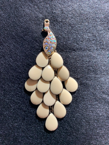 OFF WHITE Ciondolo pavone tono oro crema bianco sporco avorio strass smalto