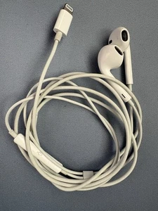 Genuine Original Apple A1748 Lightning EarPods iPhone Headphones Earphones - Picture 1 of 2