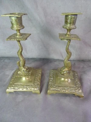 JOLIE PAIRE DE CHANDELIERS en bronze, à décor de DAUPHINS. Anciens. - Photo 1/4