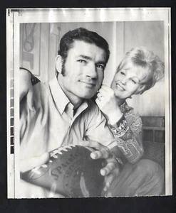1968 Foto stampa DON MAYNARD NEW YORK JETS & MOGLIE MARILYN - Foto 1 di 2
