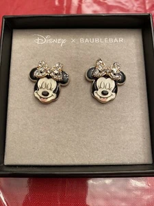 Orecchini Disney X BaubleBar Minnie Mouse cristallo bianco/chiaro fiocco lingua e sorriso - Foto 1 di 3