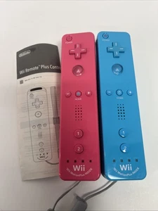 2 Stück Offizielle Nintendo Wii MotionPlus Pink + Blau Controller - Bild 1 von 2