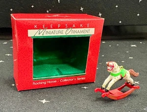 Vintage Hallmark Miniatur Ornament 1988 Schaukelpferd 1. in Serie mit Box - Bild 1 von 7