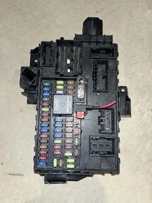 BL1T-15604-AA  2011 Lincoln Navigator  OEM Interior Fuse Box Block Relay - Imagem 1 de 4