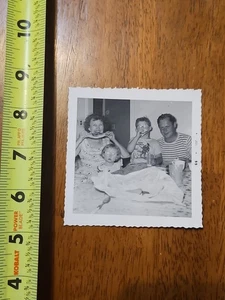 RARE OLD VINTAGE PHOTO FAMILY EATING DAVEY CROCKETT T SHIRT 1955 - Picture 1 of 5