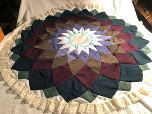 Amish hand quilted center piece 40 "in diameter, Dk. Green Maroon, Blue, White - Picture 1 of 11