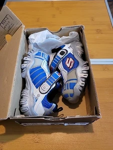 Original $59.99 New Skechers Star Wars R2D2 Kids' Light-Up Shoes Size 5 Boys - Picture 1 of 3
