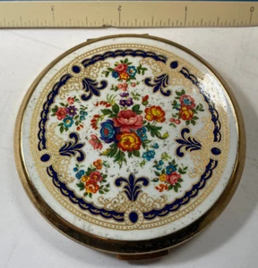 VINTAGE STRATTON ENGLAND COMPACT GOLD TONE  FLOWERS W67 - Picture 1 of 5