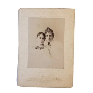 Antique 1900s Cabinet Card - Two Young Ladies - Dyall's Studio - New London, IA - Picture 1 of 2