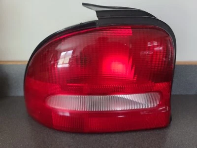 LENTE DE LANTERNA TRASEIRA LATERAL DO MOTORISTA PARA 1997 DODGE NEON USADA - LÂMPADAS NÃO INCLUÍDAS - Imagem 1 de 4