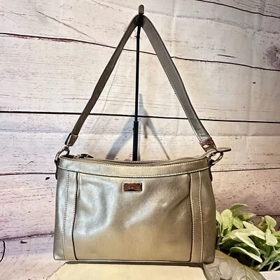 Bolso de hombro Liz & Co de cuero hobo plateado Foto 1 de 4