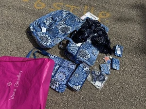 Neu mit Etikett Set Vera Bradley blaue Gobelin Taschen, Handtasche, Münzgeldbörsen und mehr - Bild 1 von 24