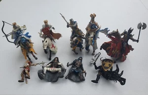 Lotto figurine Papo & Schleich medievali 9 cavalieri e 5 cavalli azione 3,5" 2003-2019 - Foto 1 di 24